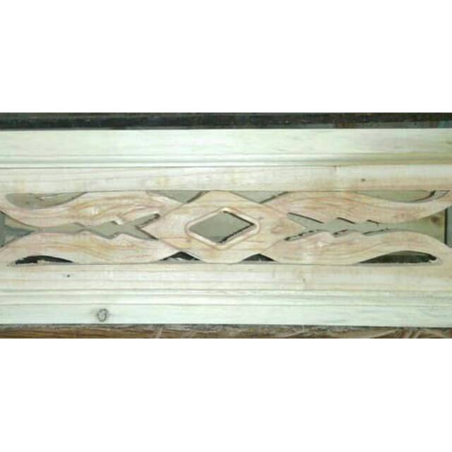 Loster Akor Dengan Kembang Kayu Mahoni