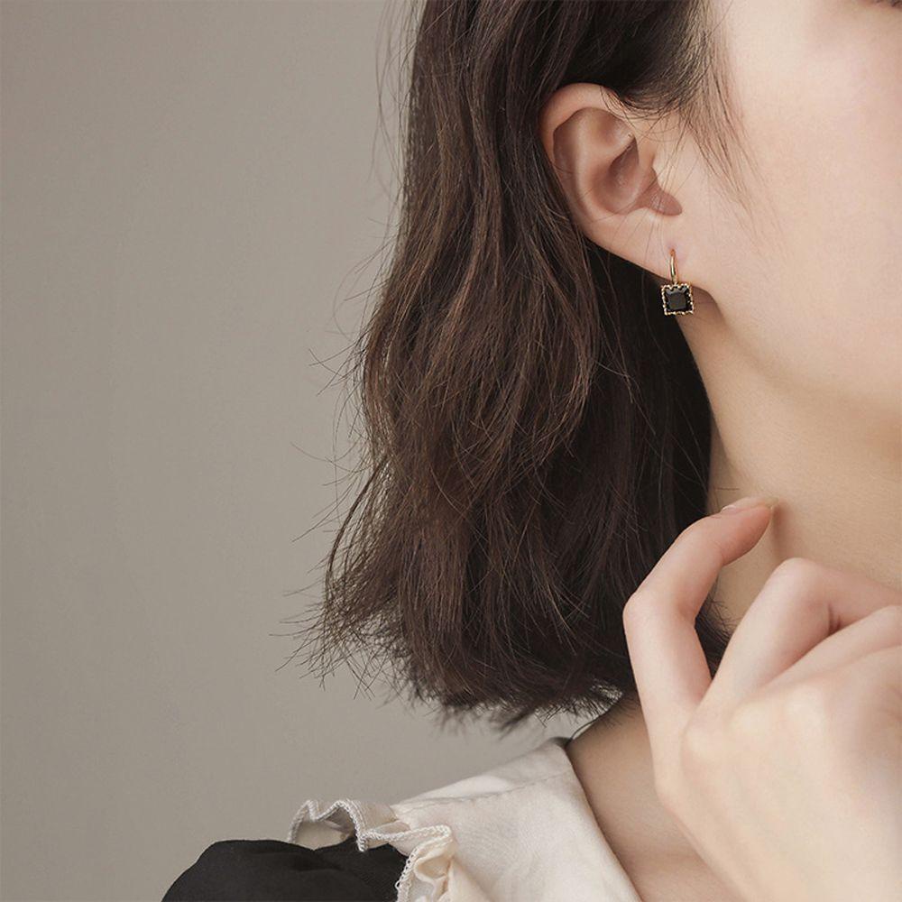 Mxbeauty Anting Wanita Trendy Geometris Lucu Kecil Elegan Hitam Putih Anting Gaya Korea