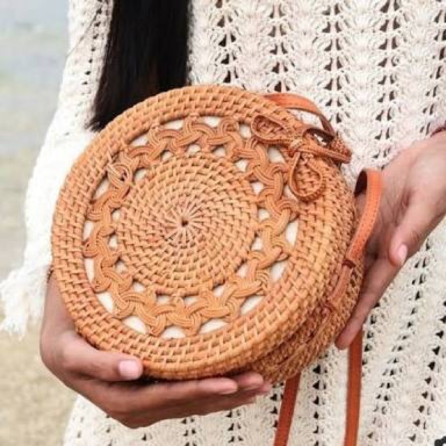 

Tas rotan Ukir Coklat Kancing Pita Diameter 20cm