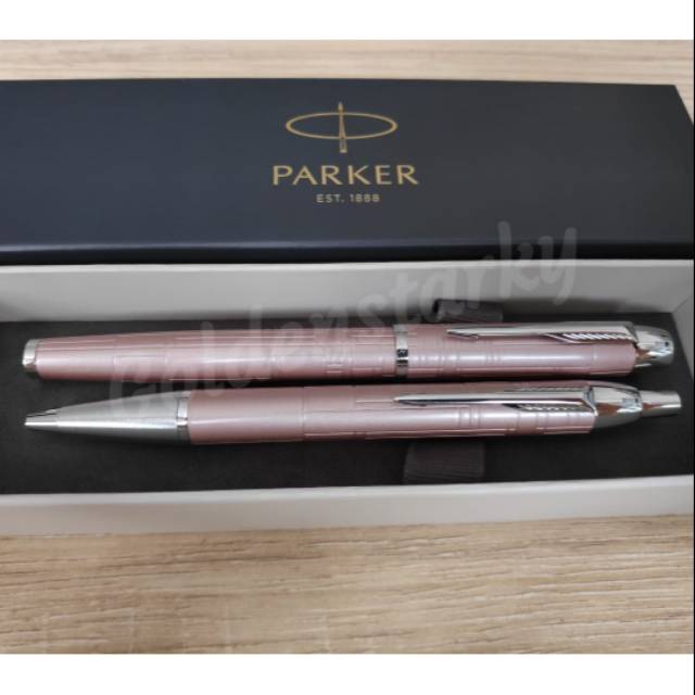 

Paket Parker IM Premium Metallic Pink CT: 1pcs Ballpoint + 1pcs Rollerball