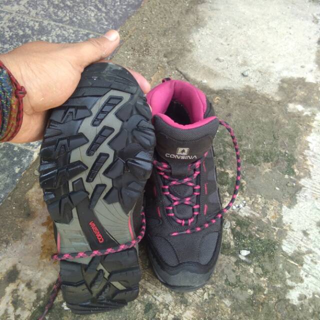 Sepatu consina deurali