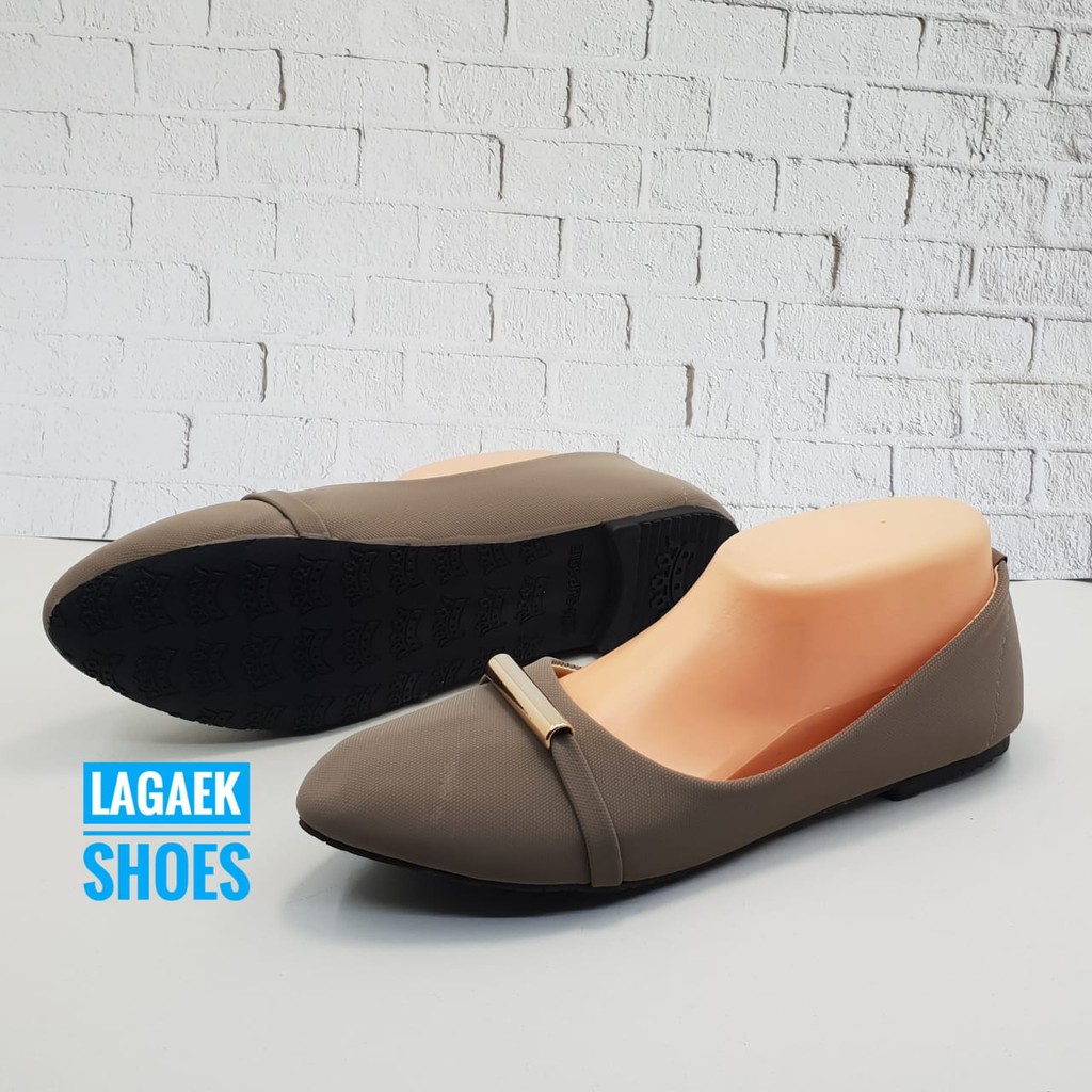 Sepatu Kerja Wanita Slip On Flat Dewasa Size 36 Bahan Suede Abu Abu Dengan Aksesoris Besi Polos