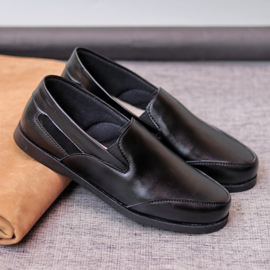 MOLK Sepatu Kasual Slip On Pria Hitam Semi Formal Kulit Pu Sepatu Kerja Kantor Kuliah Simple Murah