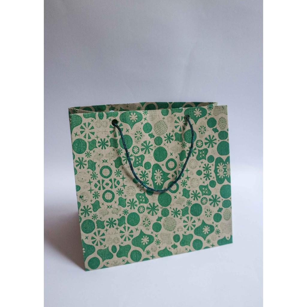 

Paper Bag [12 pcs] / Tas Kertas Motif Polkadot Warna Hijau Ukuran 17 x 12 x 16 cm PBM-R3