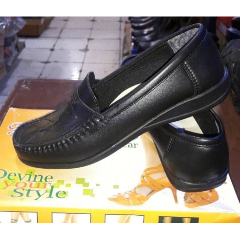 Sepatu Pantofel Wanita Formal Milton 311 Hitam/Putih