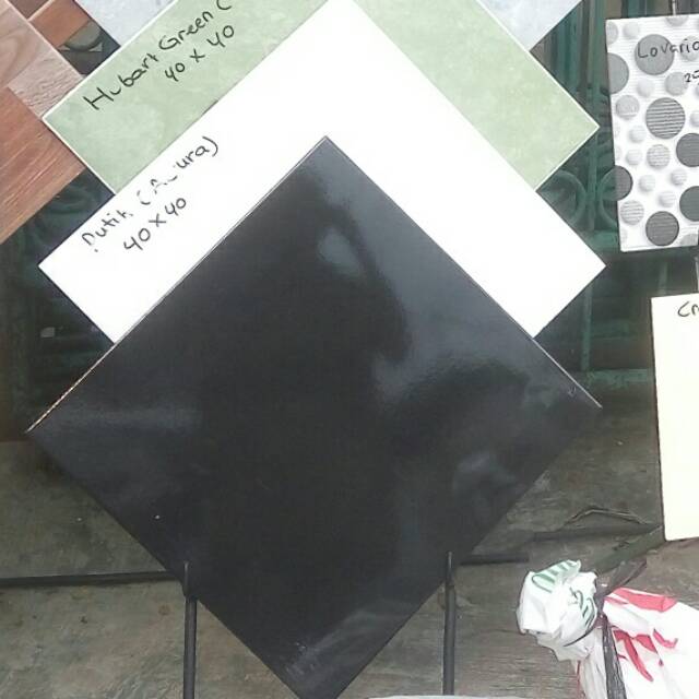  Keramik  lantai  warna hitam  uk 40x40 merk Arwana GRATIS 