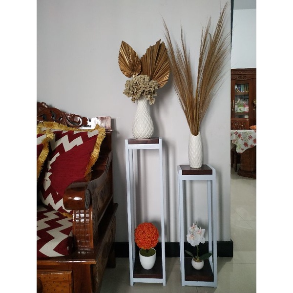rak pot bunga kayu minimalis ruang tamu