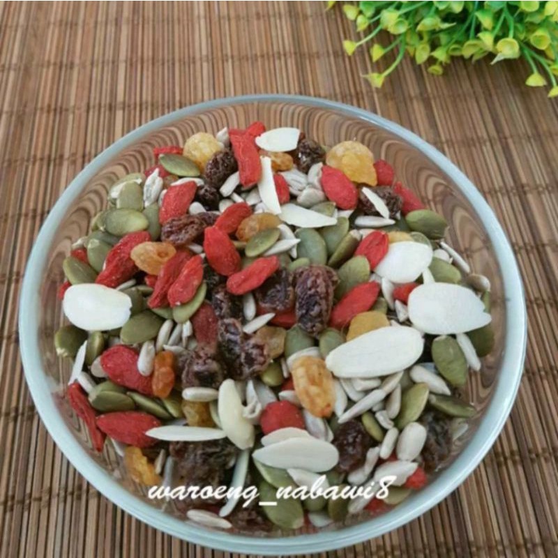 

Mix Seed & Fruit (Gojiberry, Pumpkin seed, Almond slice, Kwaci labu, Kwaci Matahari, Kismis simin, Kismis hitam) 30 gram