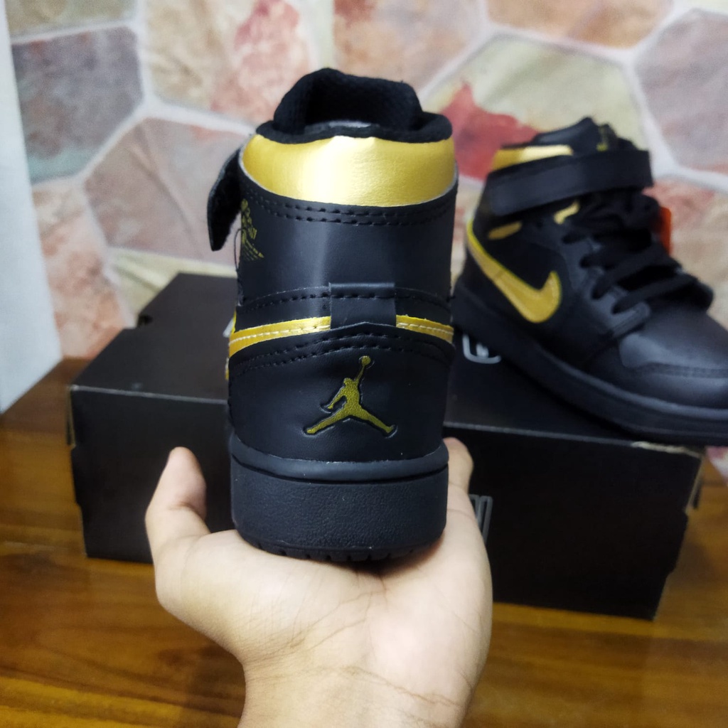 SEPATU ANAK LAKI LAKI TK SD SPORT JORDAN WARNA HITAM GOLD SEPATU HARGA MURAH SNEAKER SEPATU ANAK USI