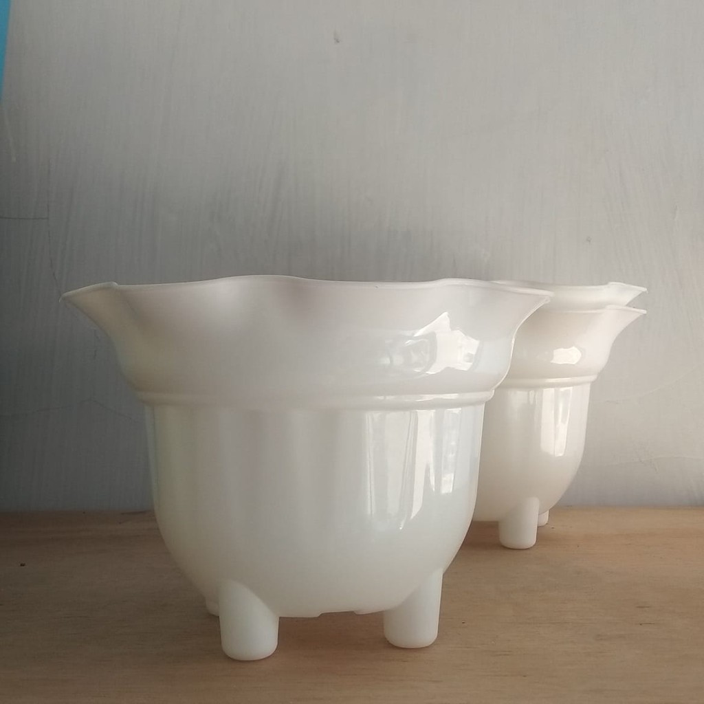 POT BUNGA PLASTIK PUTIH BERKAKI /  MONAS BRENDA 22 PUTIH