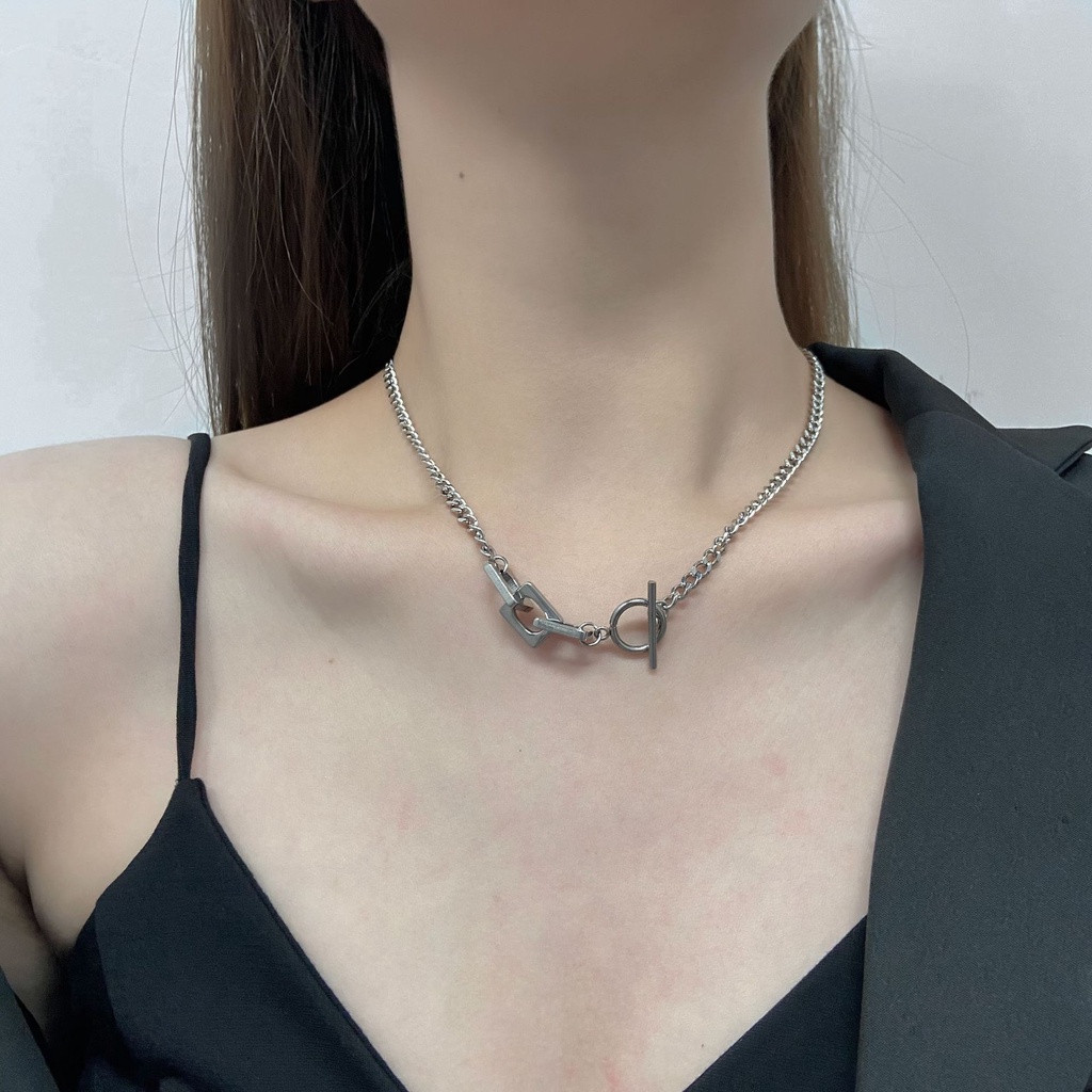 Kalung Baja Titanium Gesper OT Gesper Geometris Persegi Berongga Sederhana Rantai Klavikula Pria Dan Wanita Gaya Hip-hop