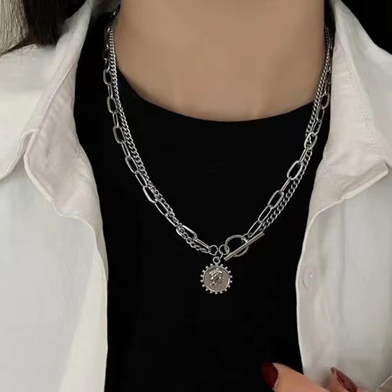 Fashion merek retro double-layer bulat merek potret titanium steel kalung pria dan wanita yang sama