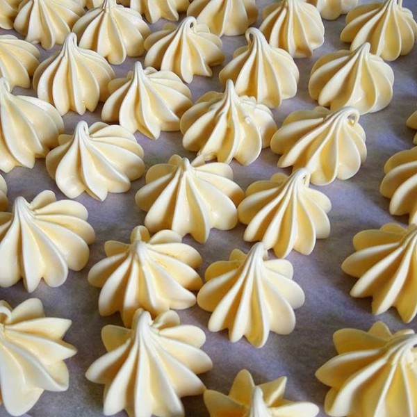 

Banana Ultramilk Meringue Kisses - Maringue