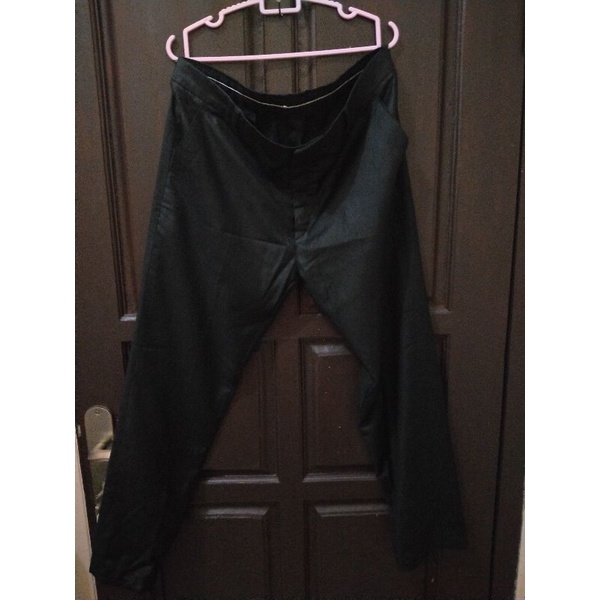 preloved celana kerja cowo warna hitam mengkilat licin