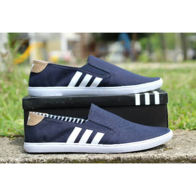 SEPATU SLIP ON PRIA ADIDAS