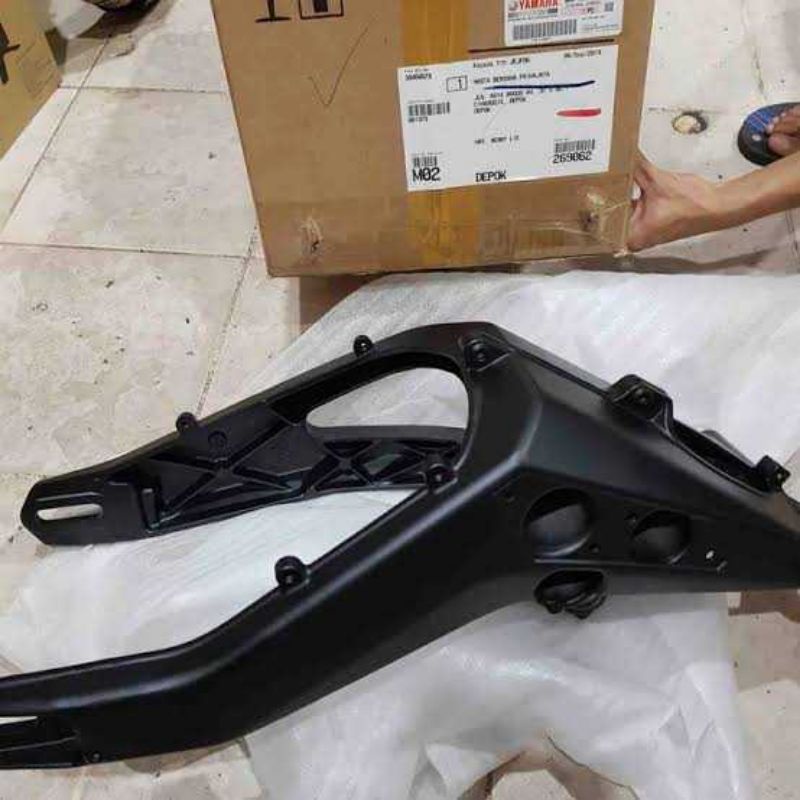SWING ARM FORK BELAKANG R15 ASLI YAMAHA BK6-F2110-00