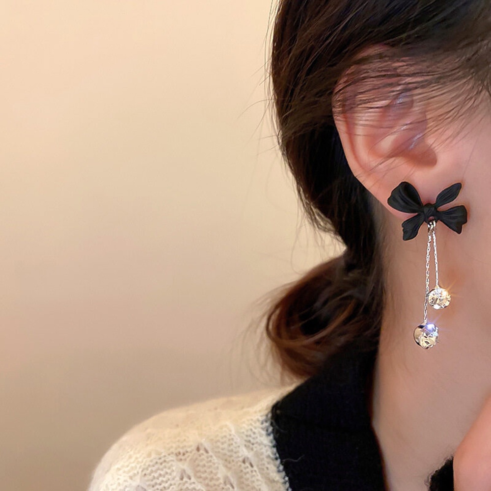1 Pasang Anting Tusuk Gantung Desain Pita Besar Warna Hitam Hias Berlian Untuk Wanita