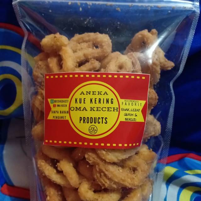 

Akar kelapa, biji ketapang dan ulat sutra Oma Keceh
