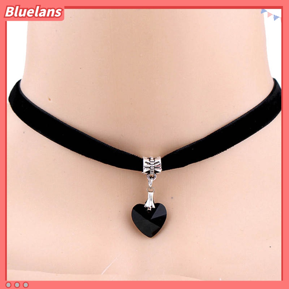 Kalung Choker Bahan Velvet Dengan Liontin Hati Aksen Berlian Imitasi Gaya Gothic Untuk Wanita