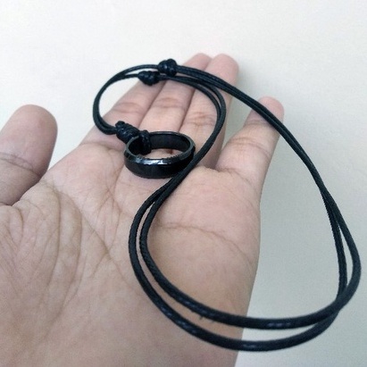 Kalung tali hitam liontin cincin titanium anti karat bisa ukir nama sendiri