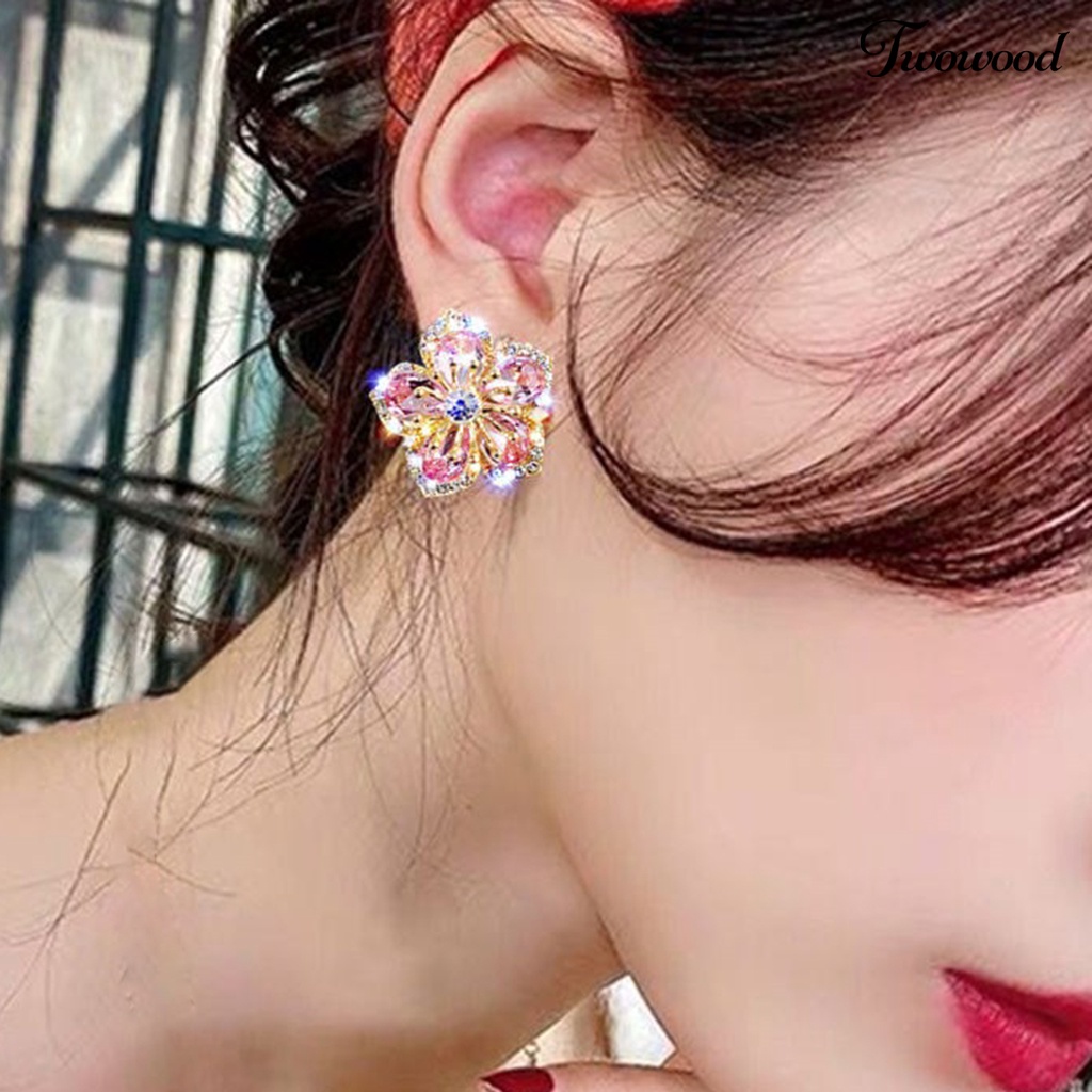1 Pasang Anting Stud Bentuk Bunga Aksen Glitter Bahan Alloy Tahan Lama Untuk Wanita