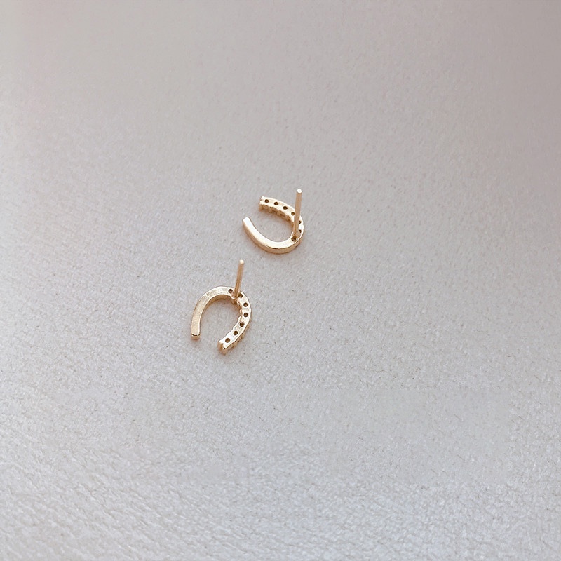 1 Pasang Anting Stud Bentuk U Bahan Zirkon Gaya Korea Untuk Wanita