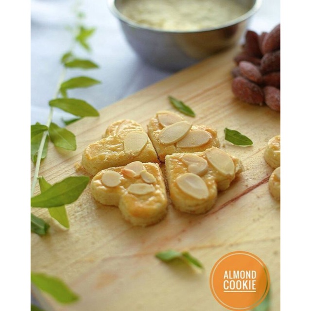 

Kue lebaran almond cookies