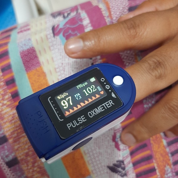 FINGERTIP PULSE OXIMETER FINGER TIP OXIMETERY ALAT KESEHATAN UKUR KADAR OKSIGEN DIGITAL DISPLAY JS38