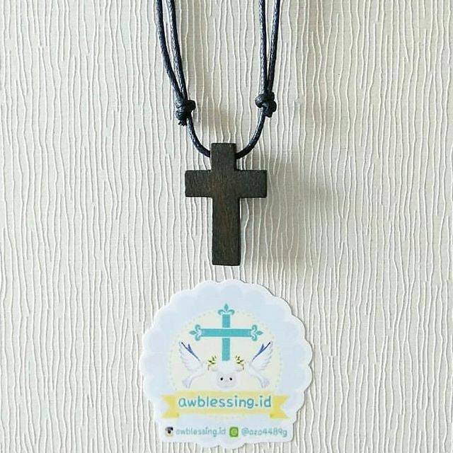 Kalung Salib Kayu Hitam