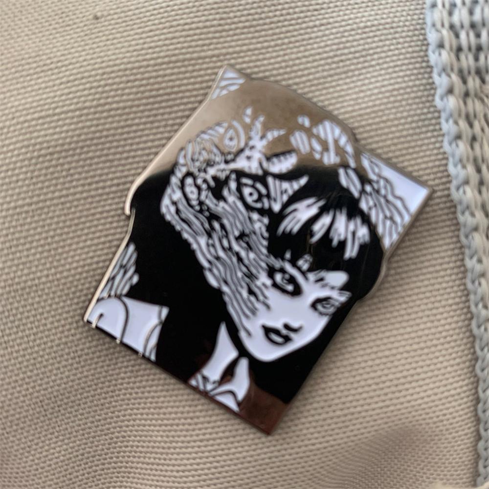 [Elegan] Junji Ito Tomie Pria Anime Jepang Wanita Fashion Perhiasan Aksesoris Pakaian Bros Enamel Keras Pin