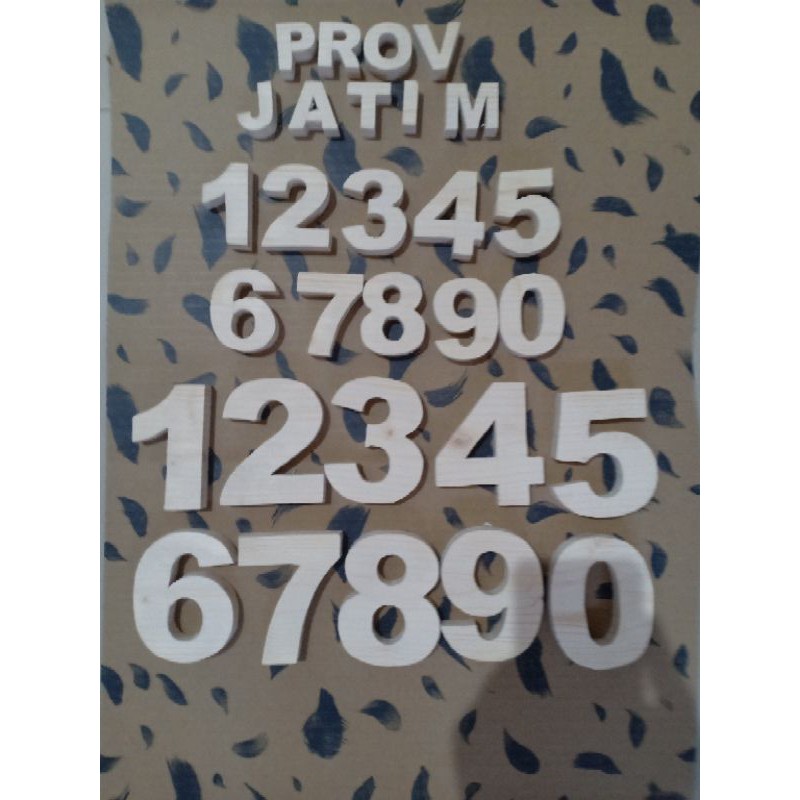 Angka atau Huruf Sesuai pilihan dari kayu yg masih mentah tinggi 8,5cm dan 13,5 cm