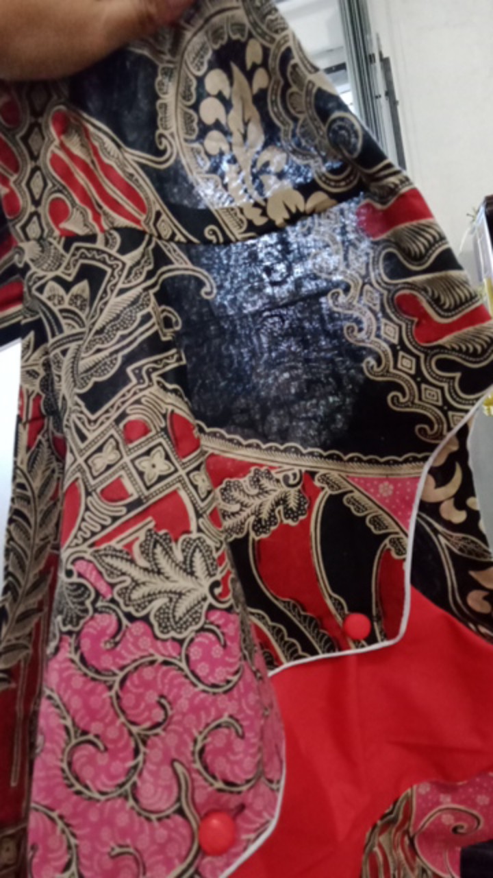 Batik Wanita Atasan Blouse Modern 2 Warna Merah Dan Hijau Kombimasi Hitam Berlengan 7/8 .