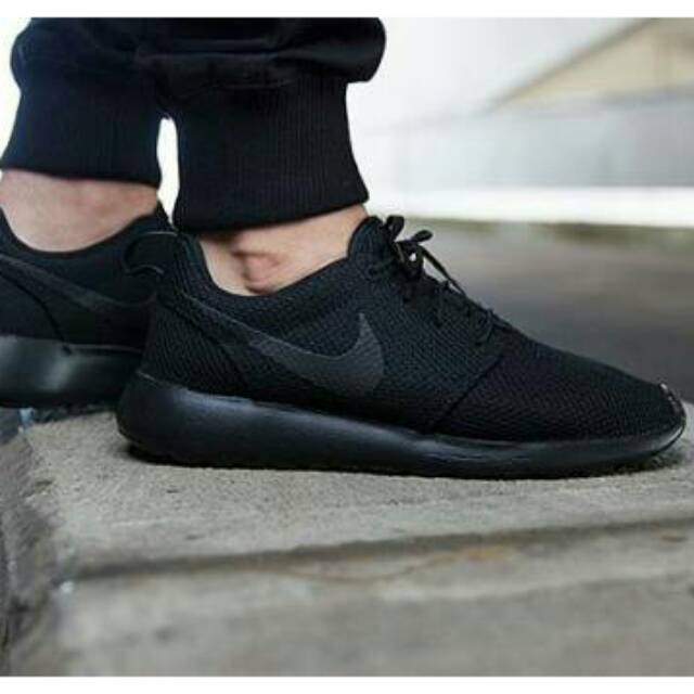 nike air roshe all black