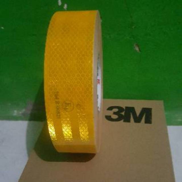 

3M Stiker Reflective Untuk Uji Kir DISHUB Ukuran 5cm x 45.Mtr Yellow Stiker memantulkan cahaya