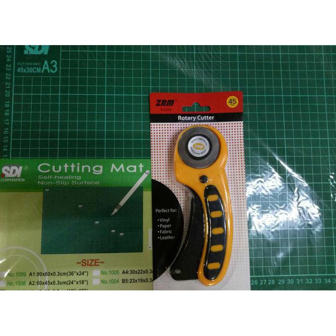 

PROMO SPESIAL Paket Cutting mat A3+ rotary cutter SDI Hot Promo!!