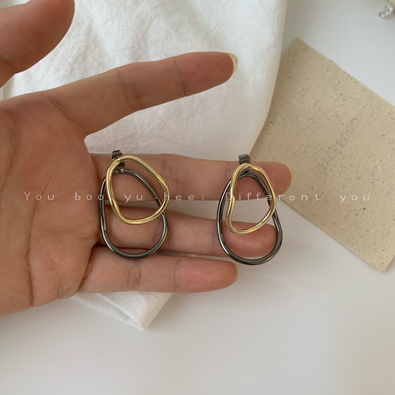 Anting Bentuk Oval Warna Kontras Gaya Kasual Serbaguna Untuk Aksesoris