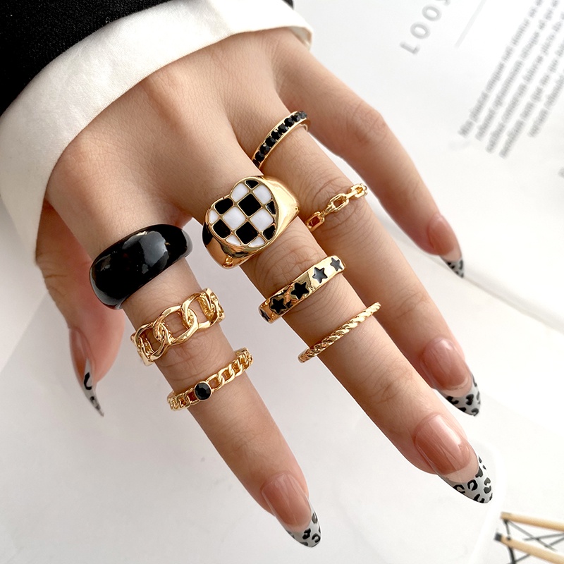 YEEZII 8pcs / Set Cincin Model Hollow Motif Hati / Bintang / Papan Catur Aksen Batu Resin Warna Hitam Untuk Wanita