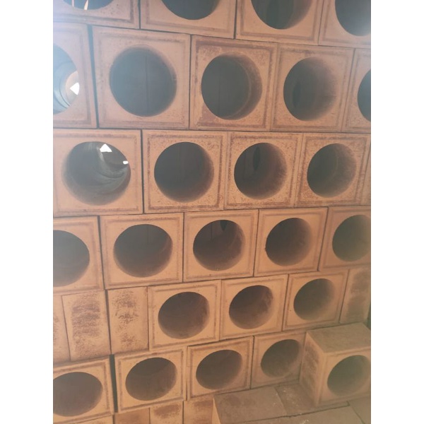 Roster Loster Modern/Roster Beton/Roster Minimalis/Lobang angin lingkaran merah