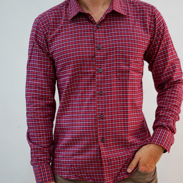 Kemeja kerja pria slimfit motif kotak merah nafarino