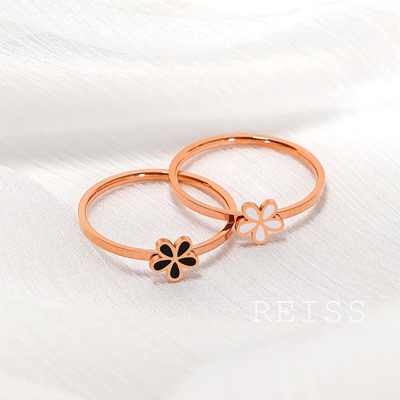 Cincin Titanium Daisy Kecil Bunga Hitam Putih Tidak Pudar Cincin Bunga Fashion Kepribadian Korea