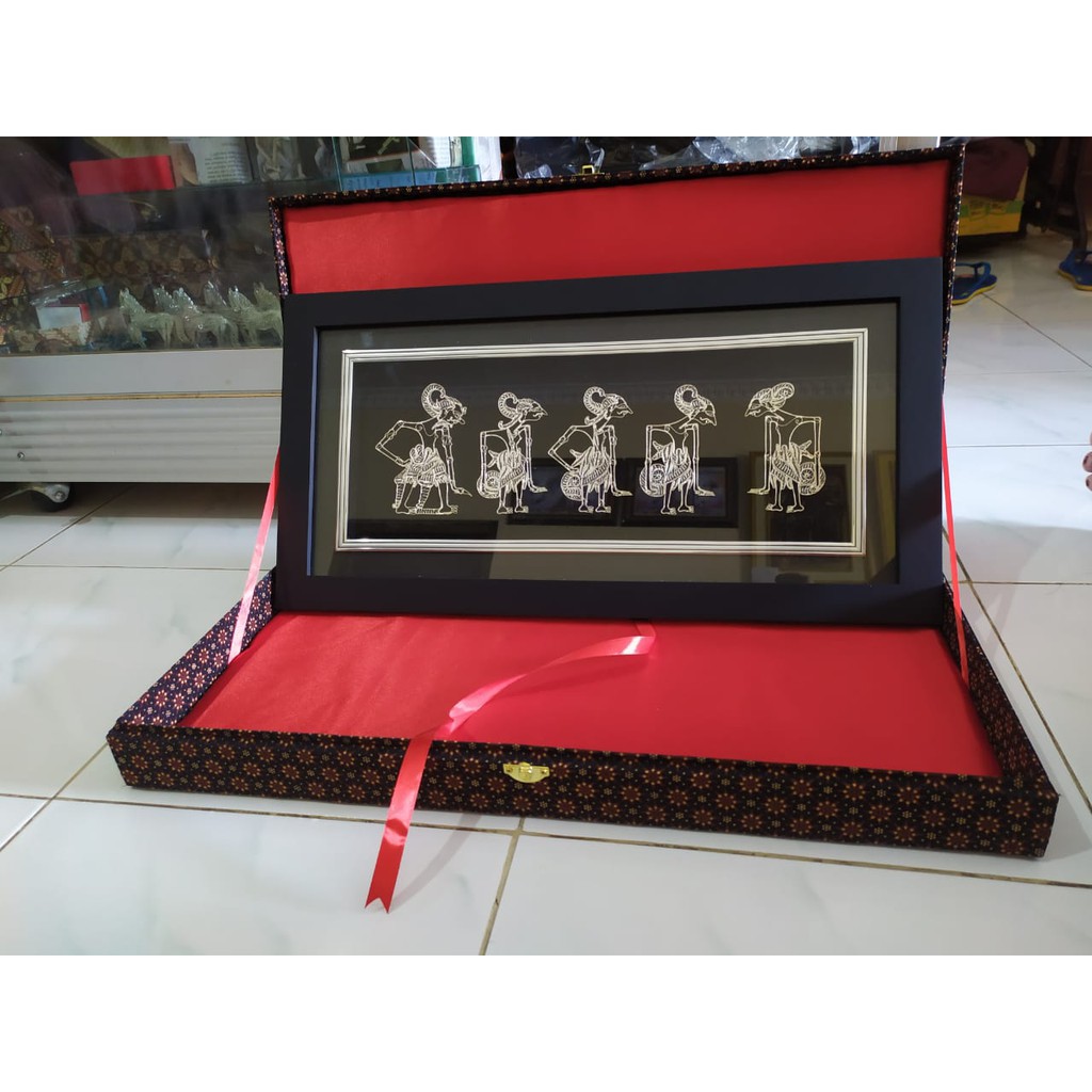 Dekorasi Figura Souvenir Pajangan Wayang Pandawa Lima Lapis Perak Finigri Box Batik Asli Pengrajin