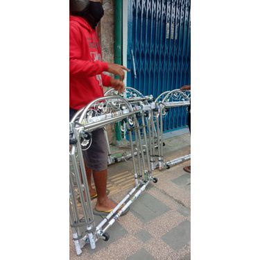 Tiang ayunan bayi bongkar pasang