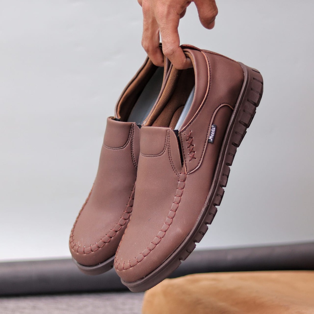 BLENO Sepatu Kasual Casual Slip On Pria Kulit Sintetik Anti Slip Simple Murah Original