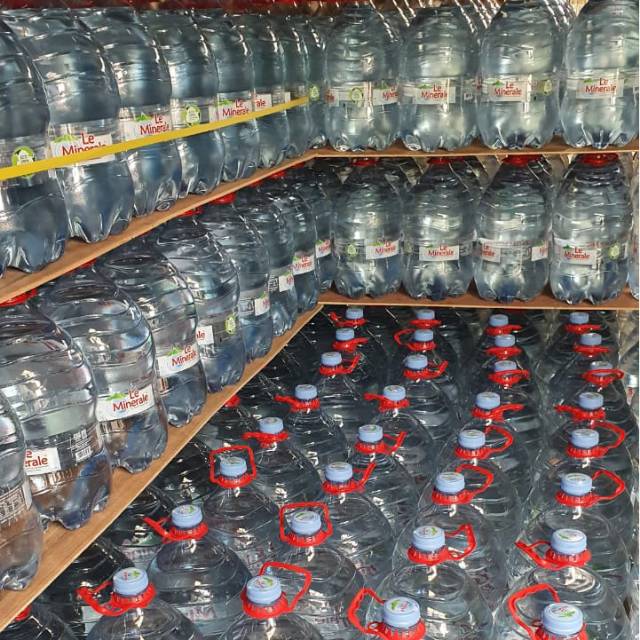 Le minerale galon isi 15 liter per galon