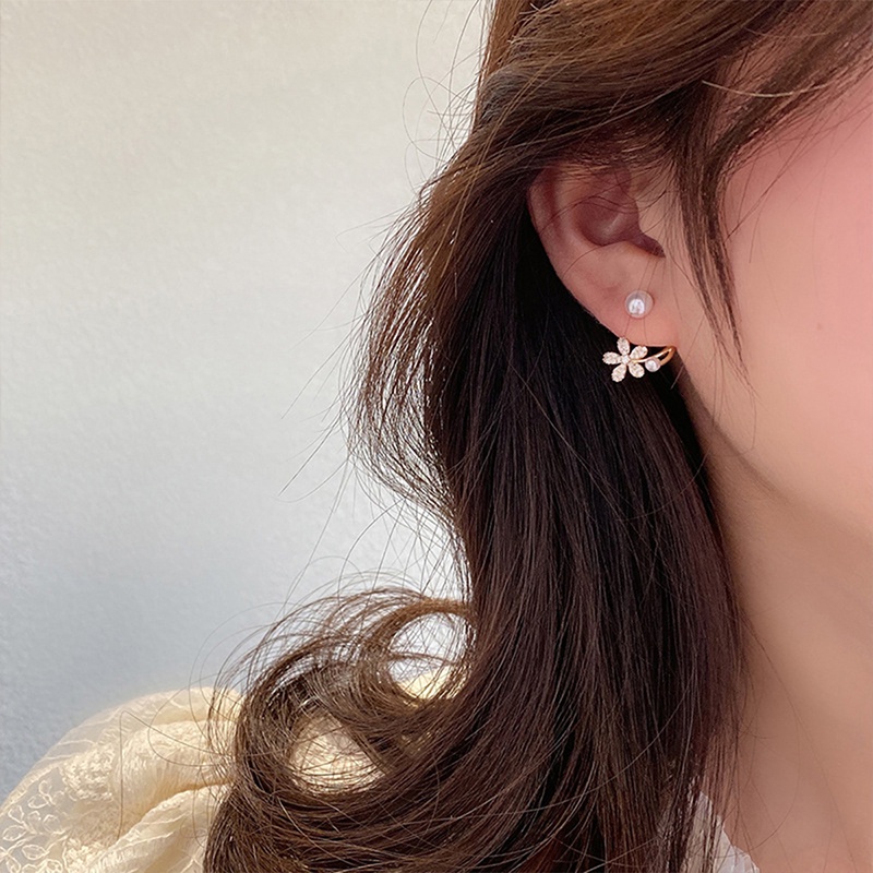 Anting Stud Desain Bunga Aksen Mutiara Imitasi Bahan Zirkon Gaya Korea Untuk Wanita