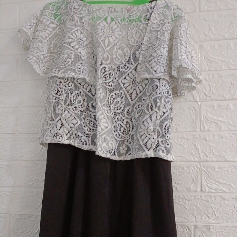 Set dress hitam panjang dan outer putih brukat