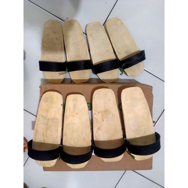 Sandal bakiak kayu atau terompah kayu