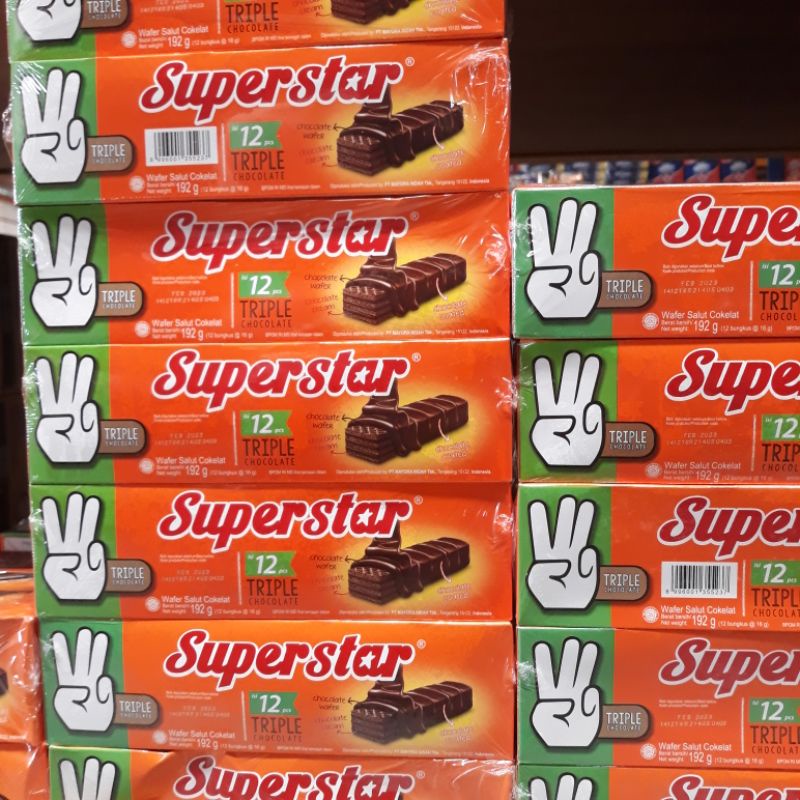 

SUPERSTAR WAFER TRIPLE CHOCOLATE SNACK MAKANAN RINGAN BISKUIT KRIM COKLAT (1 BOX ISI 12 PCS)