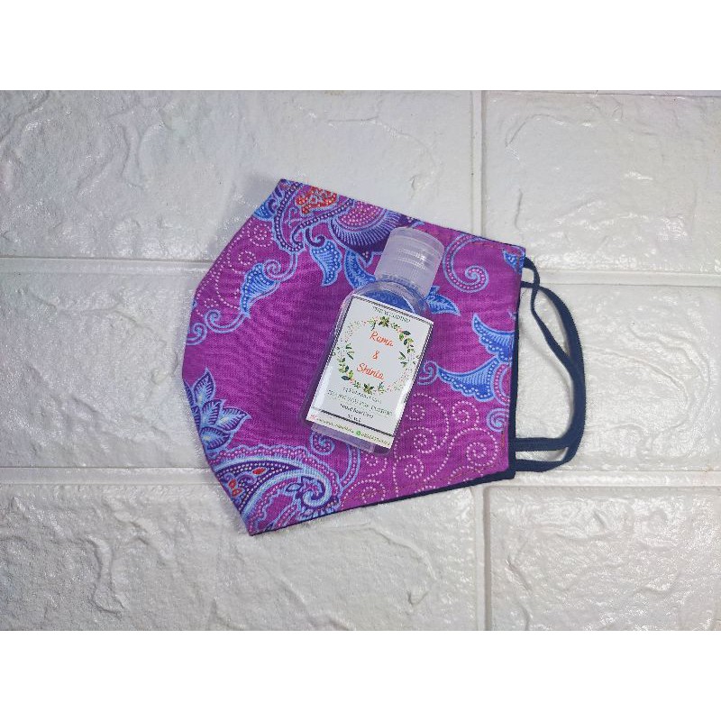 Souvenir pernikahan murah masker kain batik dan hand sanitizer gel 30 ml free ucapan