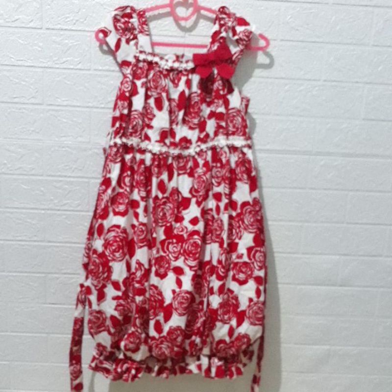 Gaun bekas anak perempuan